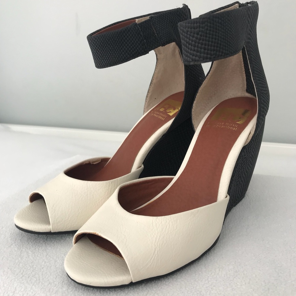 BC Size 7 Wedge Two-Toned Heels